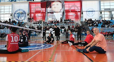 Karaman'da 3 Aralık Dünya Engelliler Günü'nde protokol voleybol oynadı
