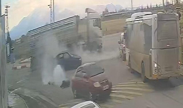 Karaman'da kamyon otomobile çarptı: 2 yaralı