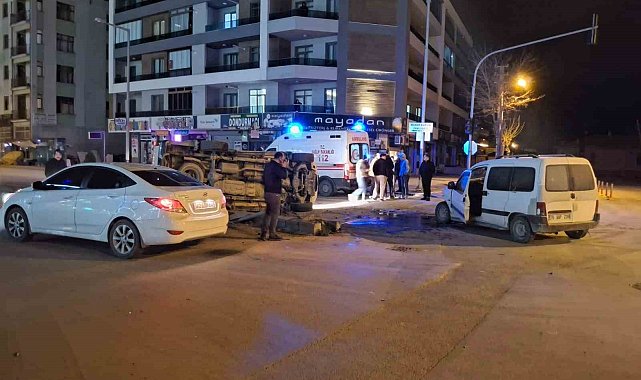Karapınar'da iki kamyonet çarpıştı: 2 yaralı