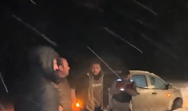 Karda mahsur kalan 4 vatandaş 3 saatlik zorlu çalışmayla kurtarıldı