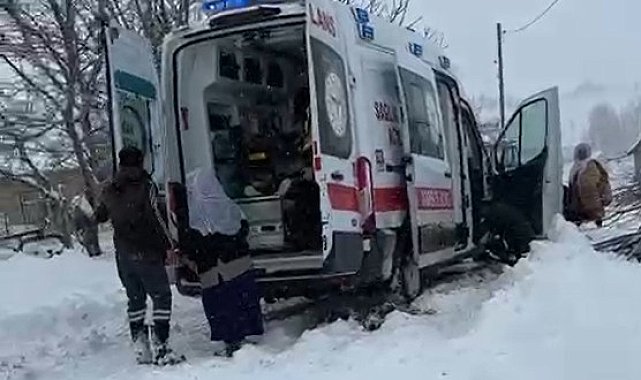 Kardan kapanan yolda hastaneye yetişemeden ambulansta doğum yaptı