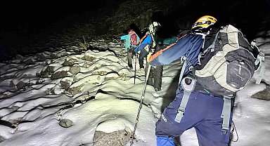 Karla kaplı dağa tırmanıp mahsur kalan 3 arkadaş kurtarıldı