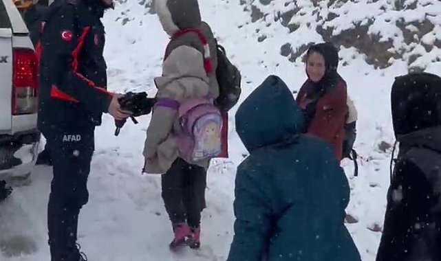 Karlı yolda mahsur kalan öğrencilerin yardımına AFAD ekibi yetişti