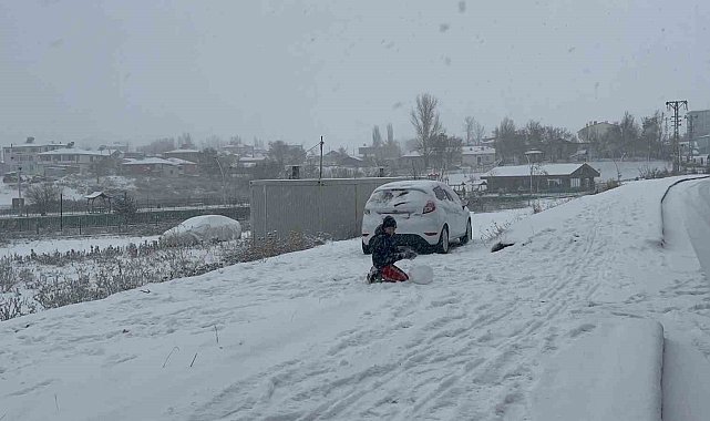 Kars beyaz gelinliğini giydi: Meteoroloji uyarmıştı, kar şehre indi