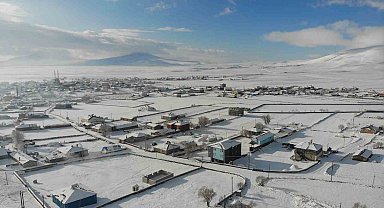 Kars beyaz örtüsünü çekti, buzlanan yolda tır kaldı