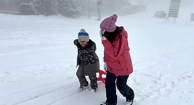 Kars'ta kar coşkusu: Çocuklar kardan adam yaptı, kızak kaydı