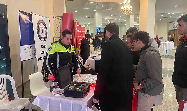 Kars'ta üniversite öğrencilerine trafik araç ve gereçleri tanıtıldı