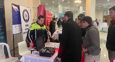 Kars'ta üniversite öğrencilerine trafik araç ve gereçleri tanıtıldı