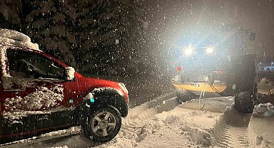 Kars'ta yolda mahsur kalan aracın yardımına özel idare ekipleri yetişti