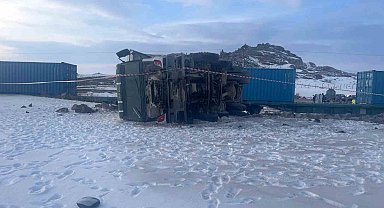 Kars'ta yük treni kamyon ile çarpıştı: 1 ölü