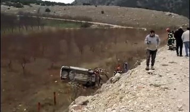 Karşı şeride geçen otomobil şarampole yuvarlandı