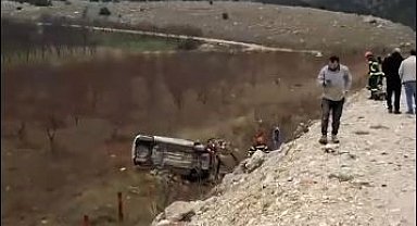 Karşı şeride geçen otomobil şarampole yuvarlandı