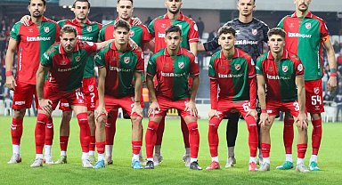 Karşıyaka, 3. Lig'de kaybetmeyen iki takımdan birisi