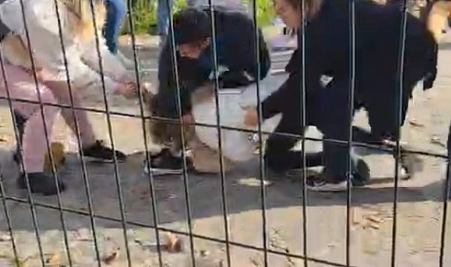 Kartal Anadolu Adliyesi önünde iki aile arasında yumruk yumruğa kavga çıktı