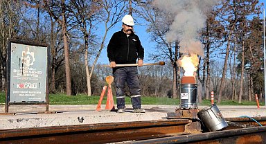 Kartepe Tramvay Hattı'nda raylar kaynak ile birleşiyor