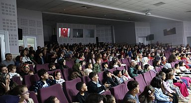 Kartepe'de "Karınca Kararınca" oyunu sahnelendi