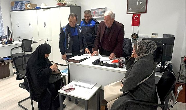 Kartepe'de zabıta ekiplerinin bulduğu cüzdan sahibine teslim edildi