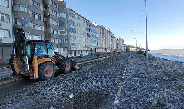 Kastamonu'da dev dalgalar sahillere zarar verdi