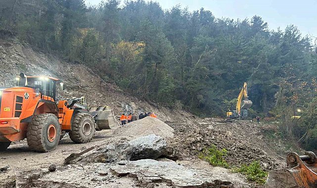 Kastamonu'da heyelan sebebiyle kapanan yol ulaşıma açıldı