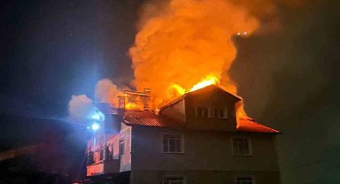 Kastamonu'da yangında bir evin çatısı kullanılamaz hale geldi