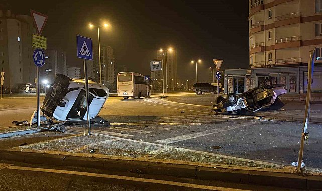 Kavşaktaki kazada otomobillerden biri yan yattı, diğeri takla attı: 2 yaralı