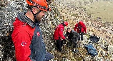 Kayalıklarda mahsur kalan keçiler JAK timi tarafından kurtarıldı