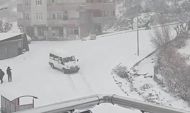 Kayarak üzerine gelen minibüsü gördü, manevrasıyla kazadan kurtuldu