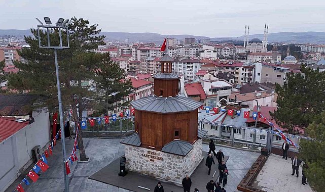 Kaybolan tarihi saat kulesi yeniden inşa edildi