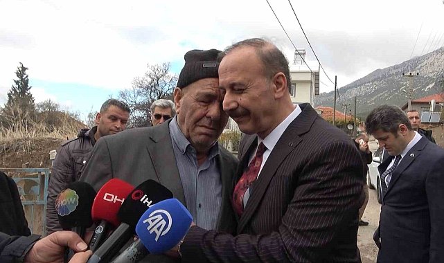 Kayıp baş arama çalışmalarında acılı baba, Vali Erin'e sarılarak gözyaşlarına boğuldu