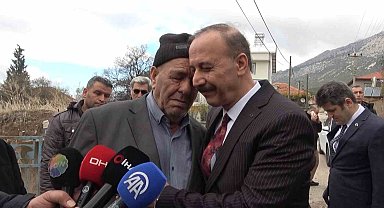 Kayıp baş arama çalışmalarında acılı baba, Vali Erin'e sarılarak gözyaşlarına boğuldu