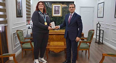 Kaymakam Güldoğan'dan şampiyon judocu Öztürk'e plaket