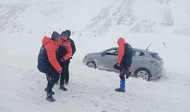 Kayseri'de AFAD ekipleri mahsur kalan araçlara yardıma koştu