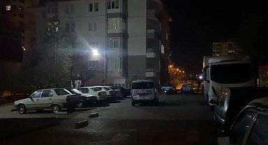 Kayseri'de ekipler 1 saat arayla yaşanan farklı olaylarda bıçakla yaralanan 2 şahsı araçta buldu