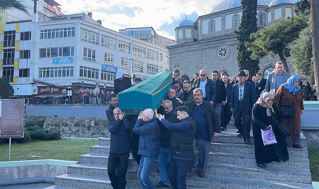 Kaza süsüyle eşini ve çocuğunu öldürdükten sonra intihar eden doktor Samsun'da toprağa verildi