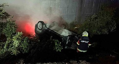 Kaza yapıp ters dönen elektrikli araçtaki yangına ekipler müdahale etti