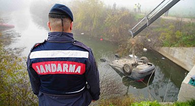 Kazada ölen arkadaşını araçta bırakıp kaçtılar