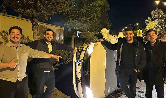 Kazalı araçla hatıra fotoğrafı çekindiler
