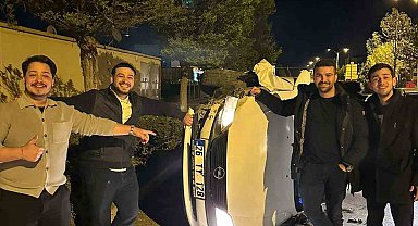 Kazalı araçla hatıra fotoğrafı çekindiler