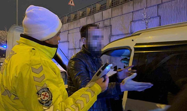 Kazalı araçla ilerledi, alkol testini reddetti