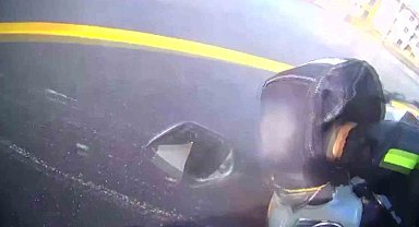 Kazayı burnu kanamadan atlatan motosikletlinin yardımına koşan sürücü yürekleri ısıttı