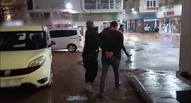 Kendi yaptığı gizli odada saklandı, polisten kaçamadı