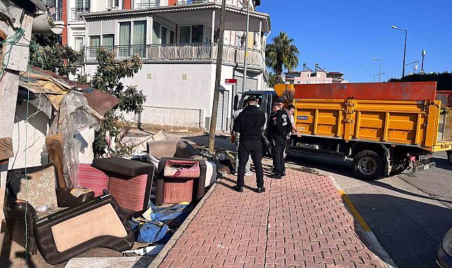 Kepezde müstakil ev çevresindeki 2 kamyon çöp atık malzeme toplandı