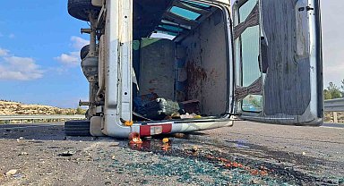 Kilis-Hatay karayolunda panelvanla cip çarpıştı: 3 yaralı