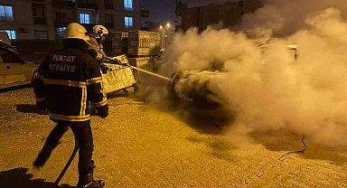 Kırıkhan'da hafif ticari araç yandı