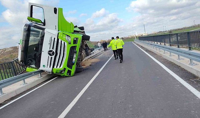 Kırklareli'de yem yüklü tır köprüde devrildi