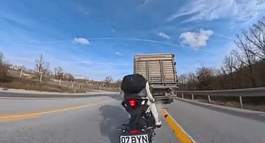 Kırklareli'nde tıra çarpan motosikletli yaralandı