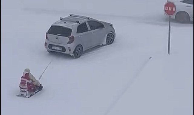 Kızağı araca bağlayıp çektiler, tehlikeli eğlence kameraya yansıdı