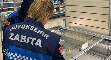 Kocaeli zabıtasından yılbaşı öncesi market denetimi