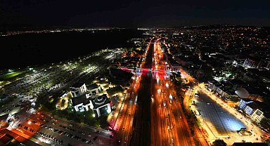Kocaeli'nin sosyal yaşam alanları gece ışıklarıyla renkleniyor