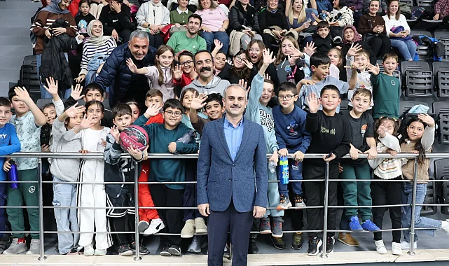 Kocaeli'de Başkan Çiftçi basketbolsever miniklerle buluştu